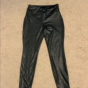 Shiny black leggings